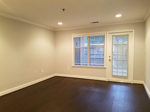 Large family / living room w/ lots of natural sunlight and dimmable recess lighting for entertaining or watching some Netflix