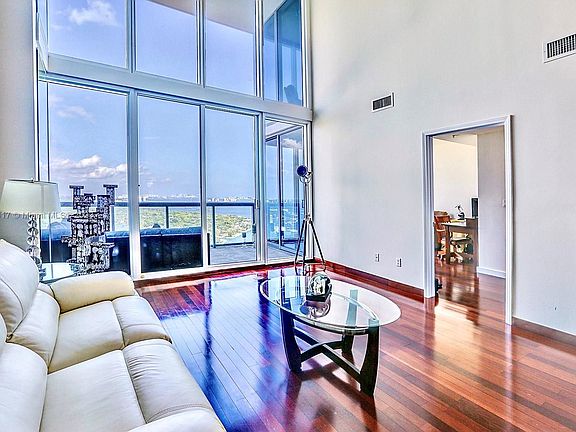 3rd image of 601 NE 36th St Suite 6