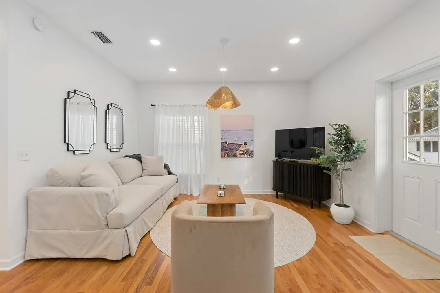 1 bed, 1.0 bath, 592 sqft, $4,113 — Photo 3