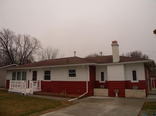 935 NE 6th St, Madison, SD 57042