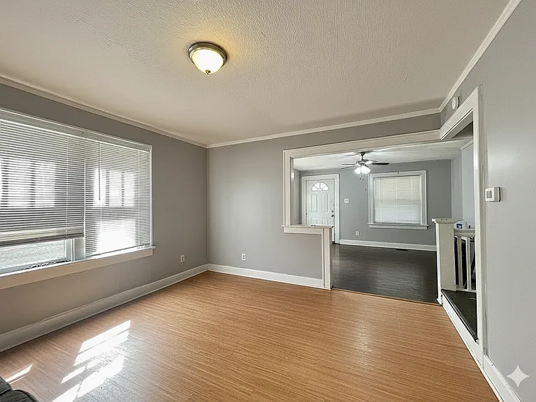 2405 E 16th St — Photo 3