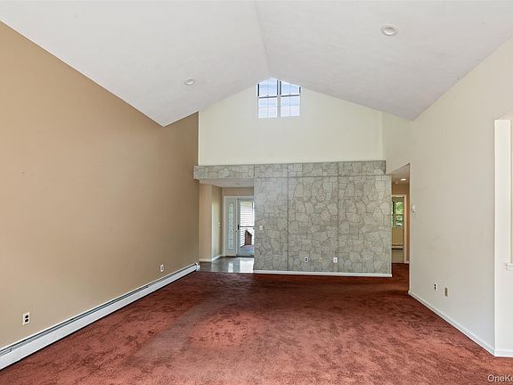 4th image of 4 Thunderbird Court