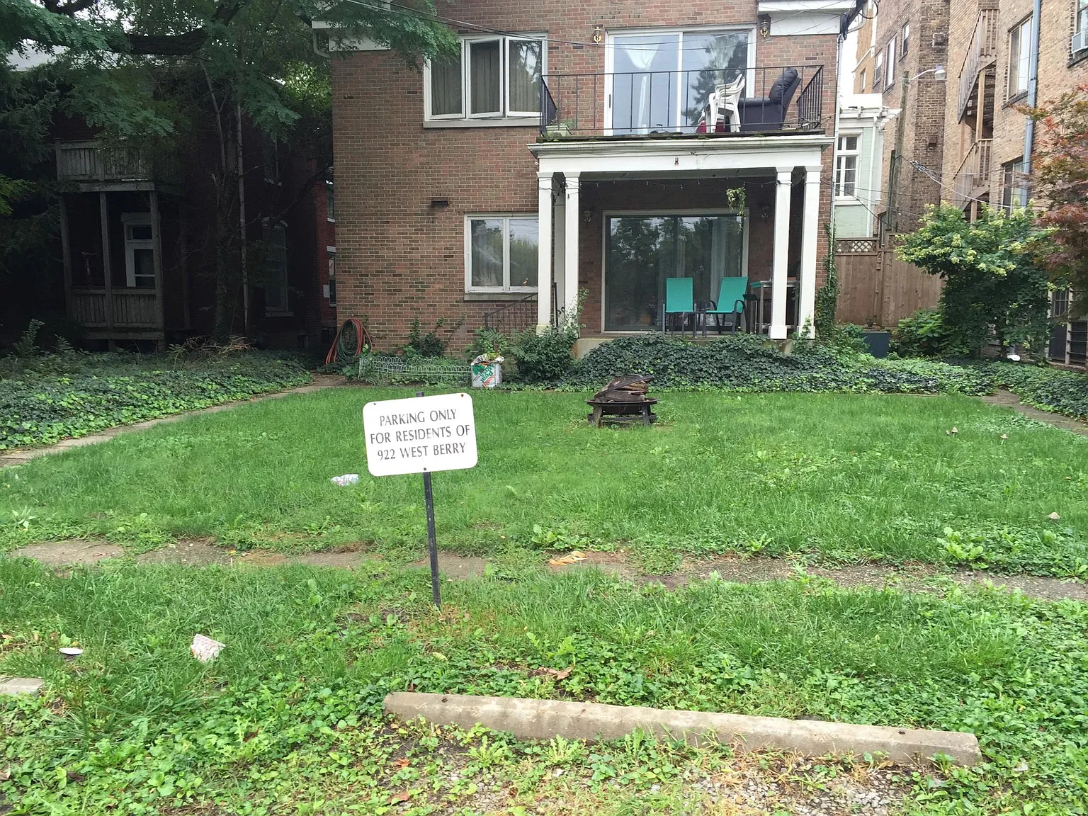922 W Berry St — Photo 1