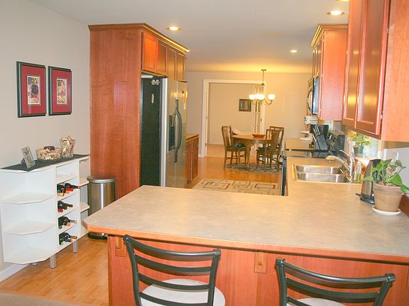 Eating nook with bar stools