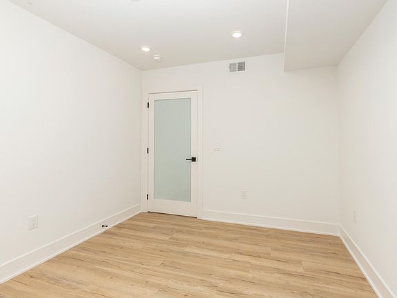 5th image of 630 W Girard Ave #206