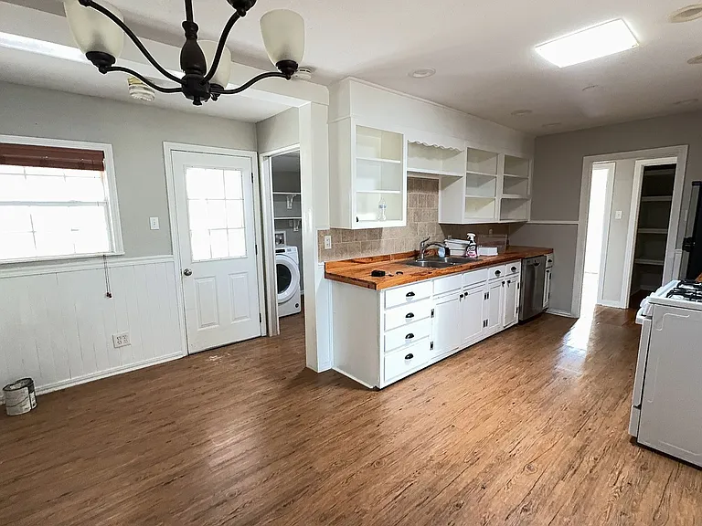 1207 Redondo Dr — Photo 3