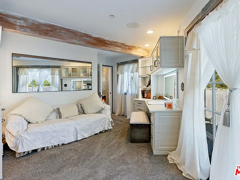 2851 Seabreeze Dr — Photo 32