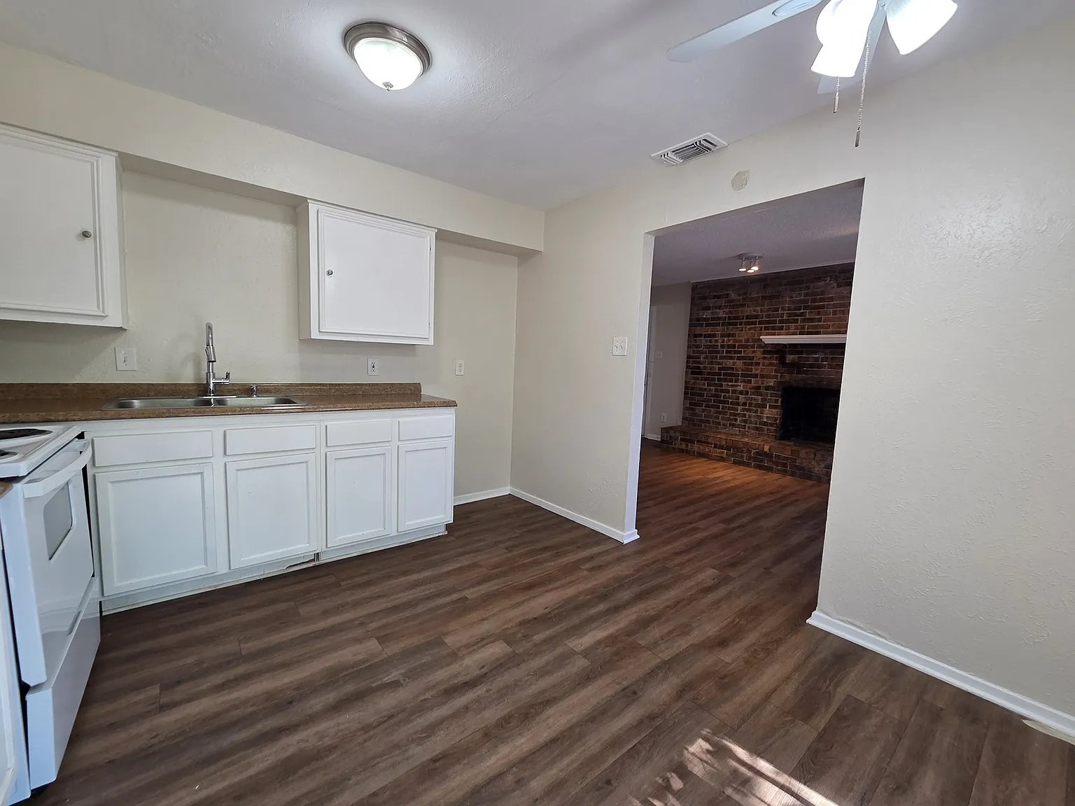 2 Bedroom ; 1 Bath — Photo 4