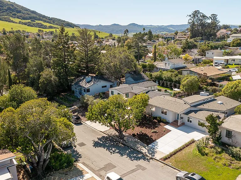 380 Christina Way — Photo 3