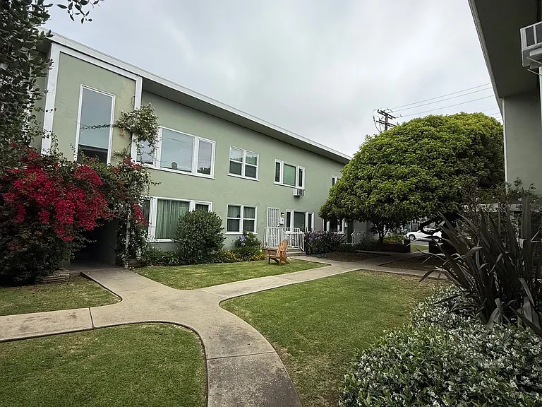 1033 N Sweetzer Ave — Photo 13