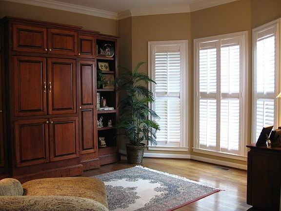 For visual tour visit www.5WoodwayCourt.com