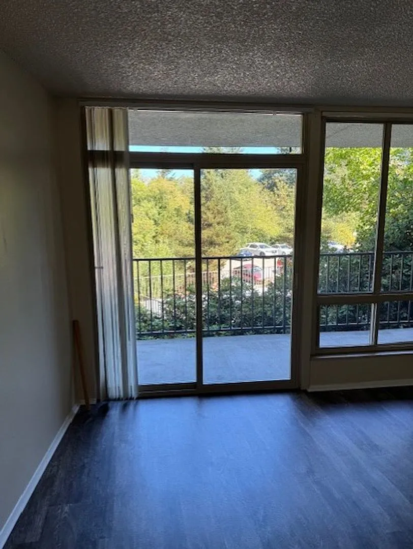 Four Seasons - 1 Bedroom Units available with amazing views by the water. Parking spots available! — Photo 2