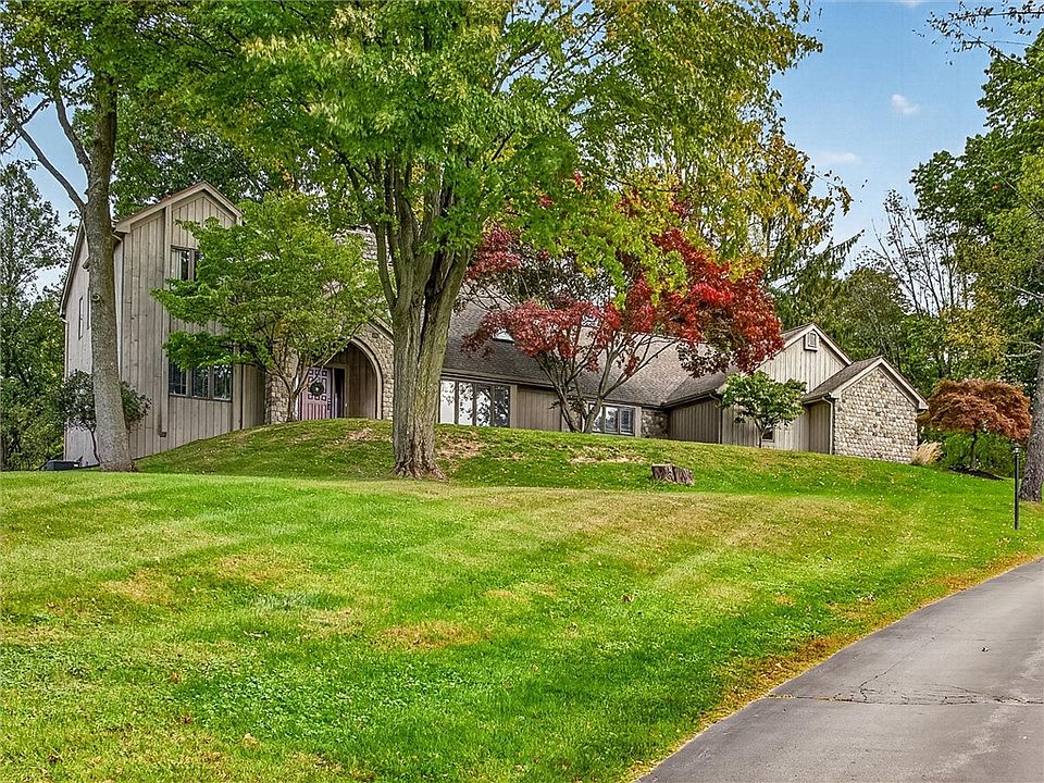 1st image of 4 Pond View Dr