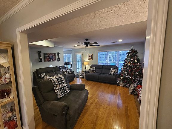 3rd image of 8118 Meadowlake Village Dr