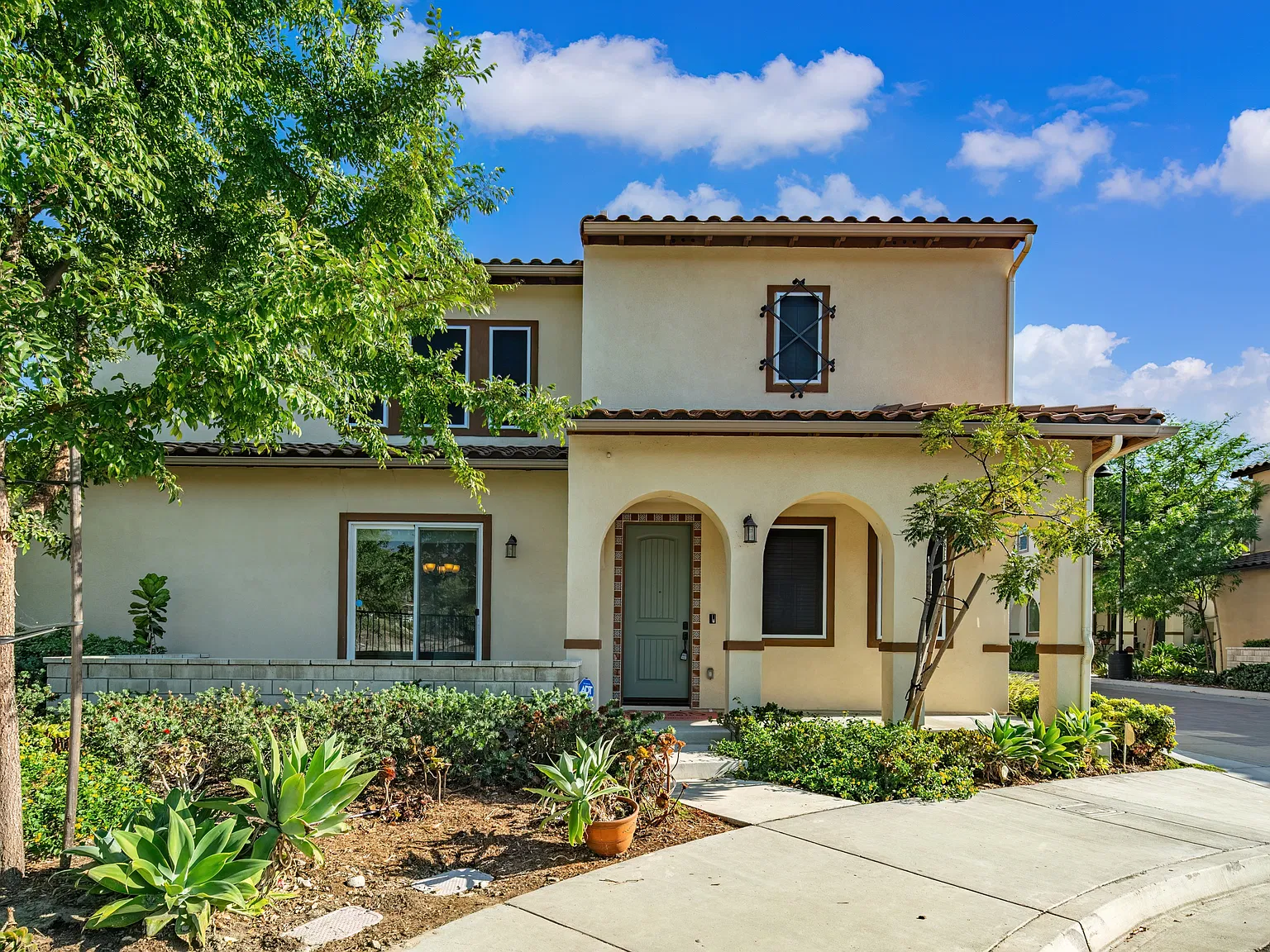 3 bed, 2.5 bath, 2058 sqft, $3,800 — Photo 2
