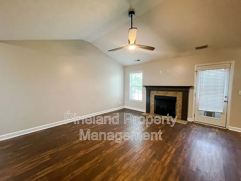 1621 Kershaw Loop — Photo 2