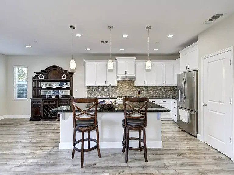 5654 Saratoga Cir — Photo 7