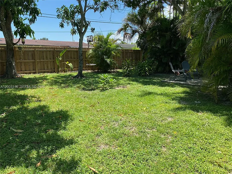 9840 SW 165th Ter — Photo 16