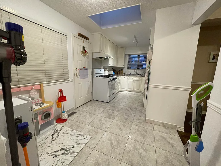 6093 Iona Dr — Photo 6