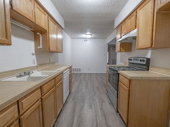 5th image of 804 White Rock St