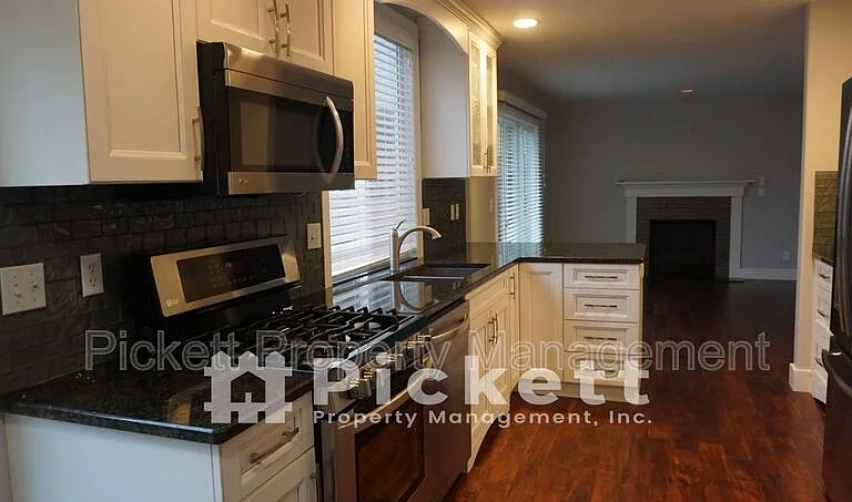 2037 NE Gustaf St — Photo 12