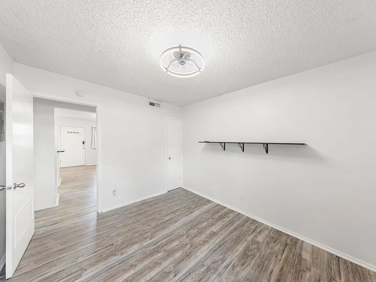 2401 Manor Rd #123 — Photo 5