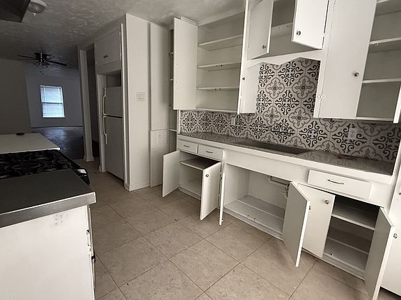4th image of 4402 Roseland St #17224669