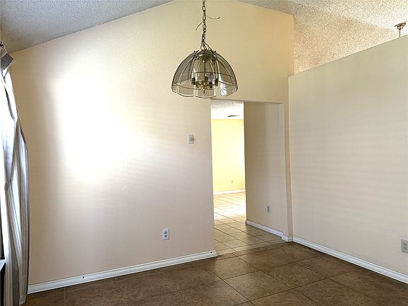 4th image of 653 Thompson Dr