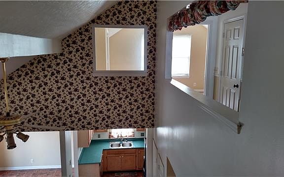 4th image of 906 Park Crest Ct