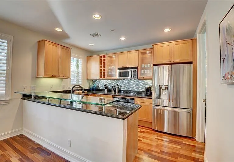 306 E Mallory Cir — Photo 5