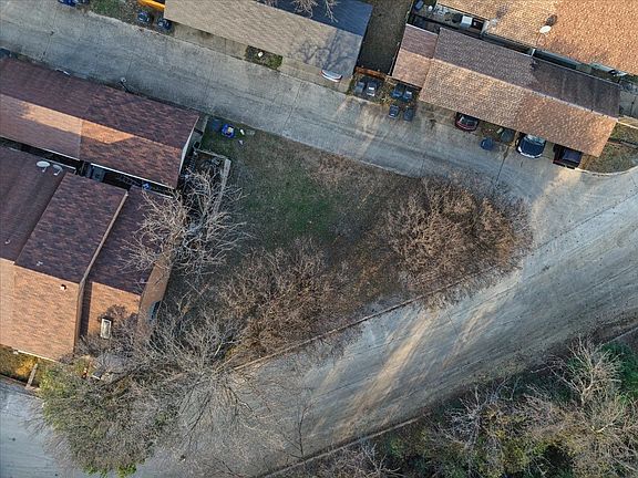 2nd image of 523 Post Oak Ln