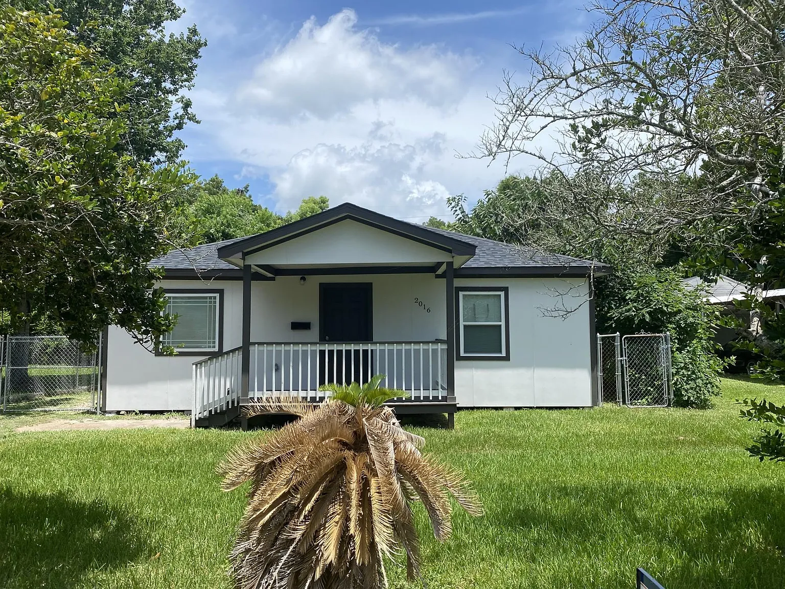 2 bed, 1.0 bath, 768 sqft, $1,300 — Photo 2