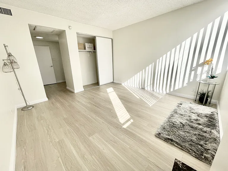 Occidental Towers Apartments — Photo 7