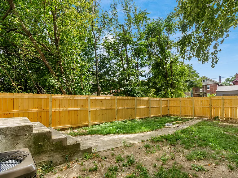 1671 Oak St — Photo 45