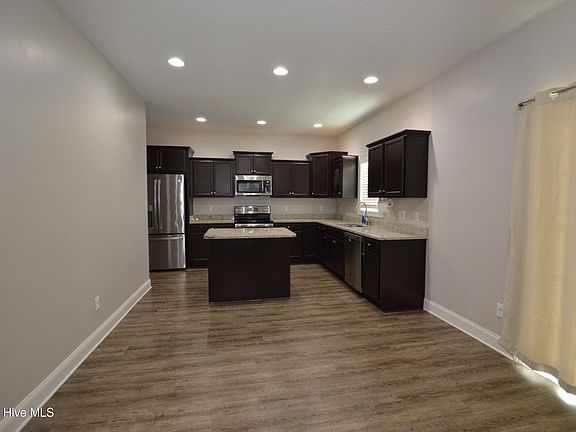 4th image of 438 Worsley Way