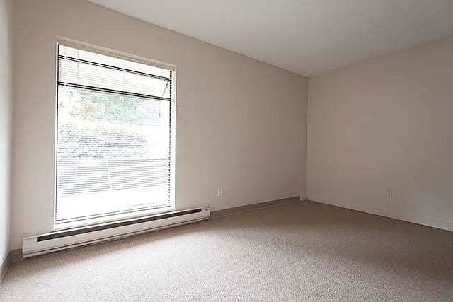 1114 Howie Ave — Photo 9