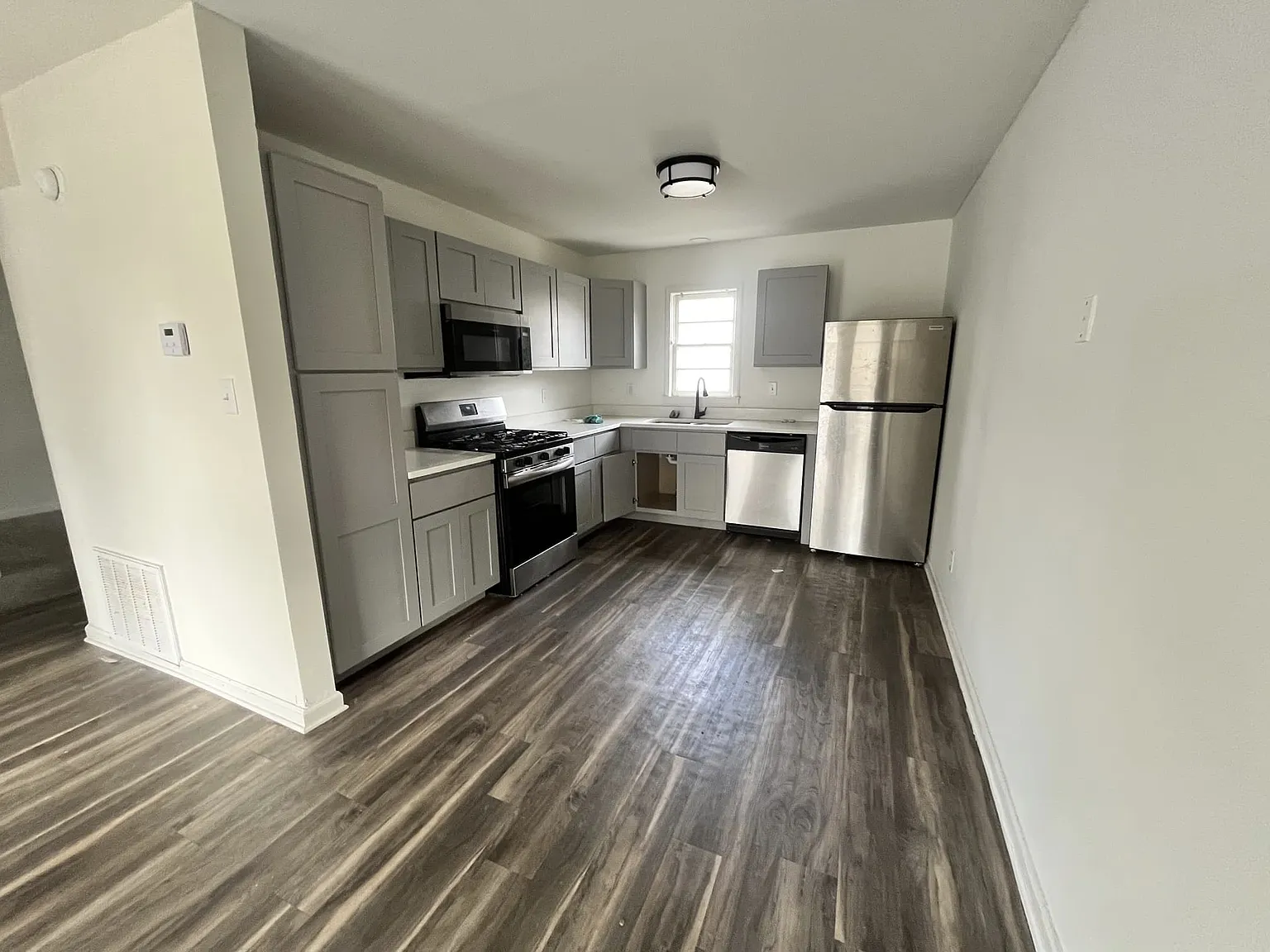 2 bed, 650 sqft, $1,100 — Photo 2
