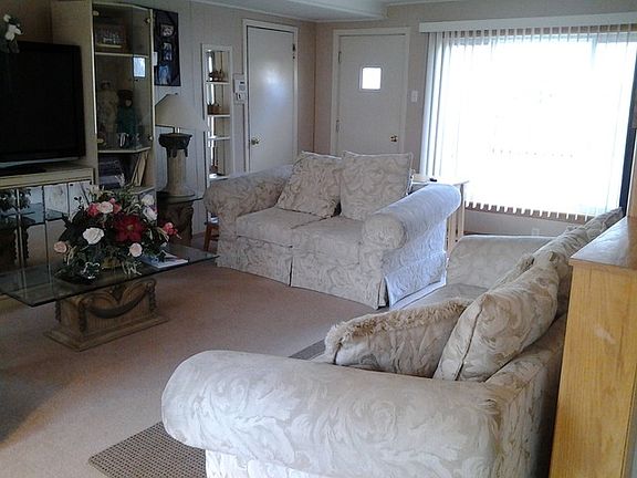 3rd image of 150 Hawthorn Ln
