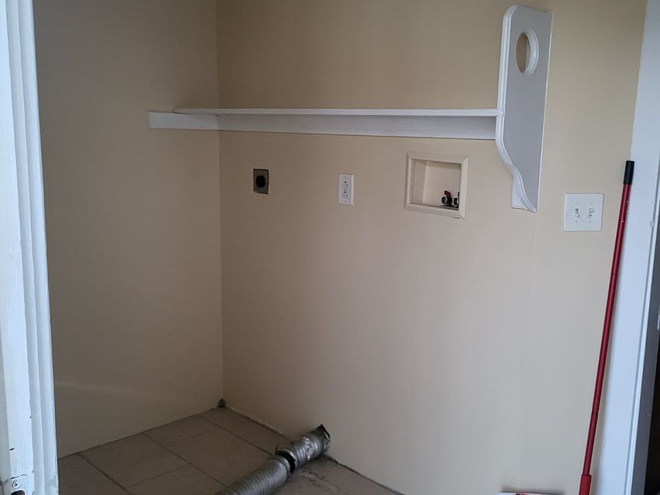 Laundry room, washer dryer hook ups