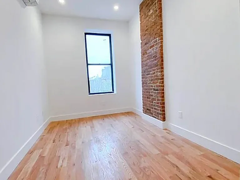 1060 Seneca Ave #Penthouse 2 — Photo 8