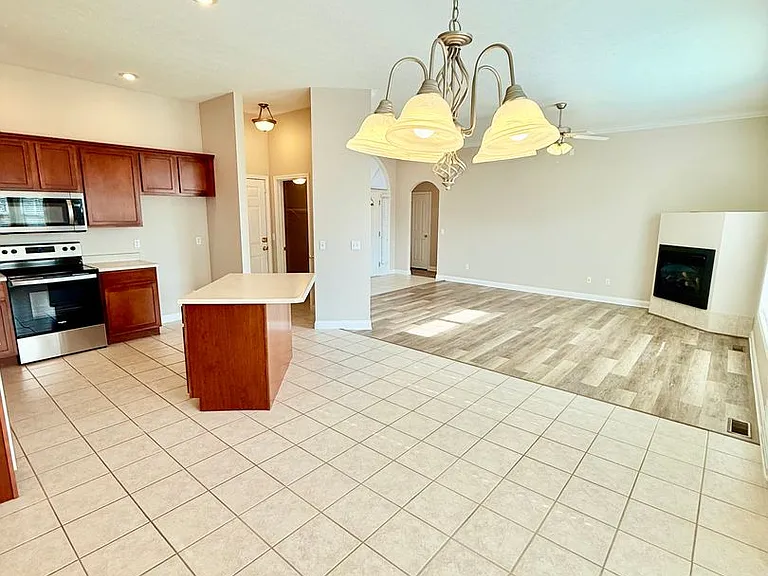 1148 S Elmwood Ave — Photo 4