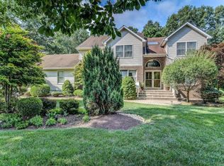 11 Jeanine Ct, Manalapan, NJ 07726