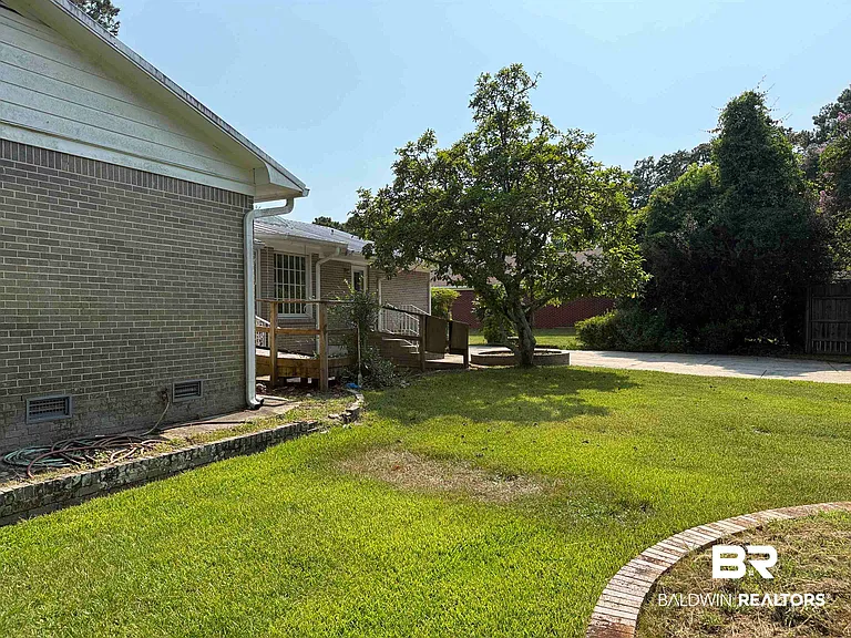 110 Patrician Dr — Photo 25
