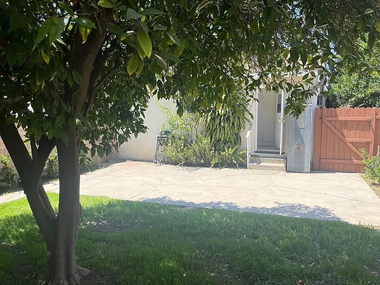 492 N Hollywood Way — Photo 9