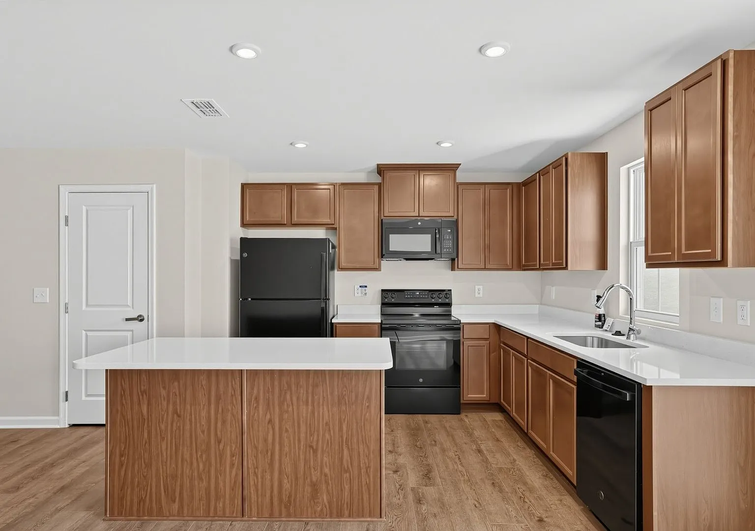 Charming 3BR Townhome in Lyman — Photo 3