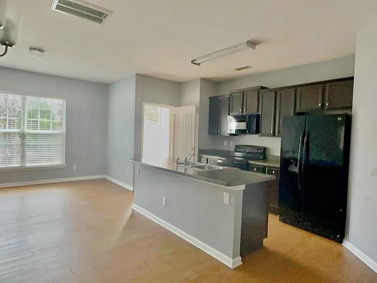 4032 Queensbridge Rd — Photo 2