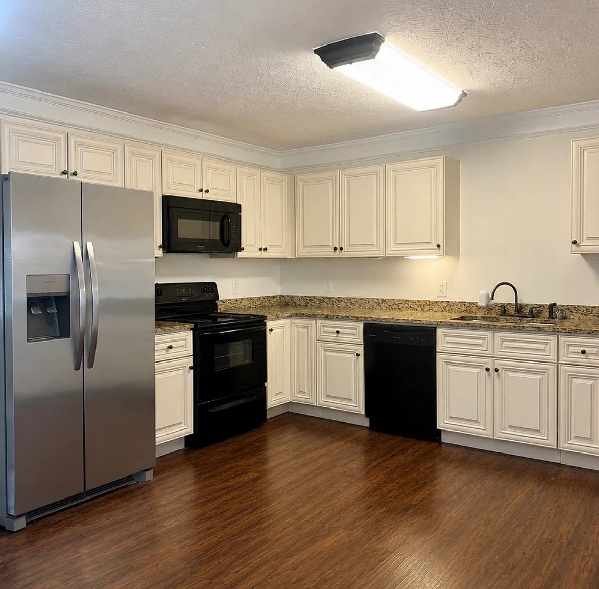 353 Seagraves Dr — Photo 1