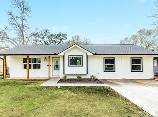 300 N Shanks St, Clute, TX 77531