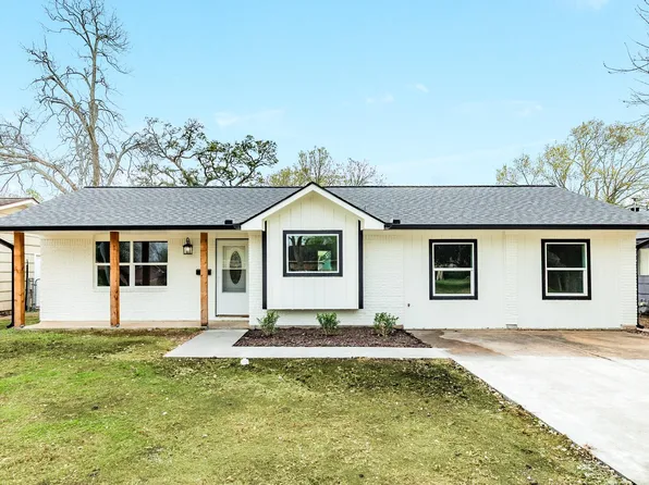 300 N Shanks St, Clute, TX 77531