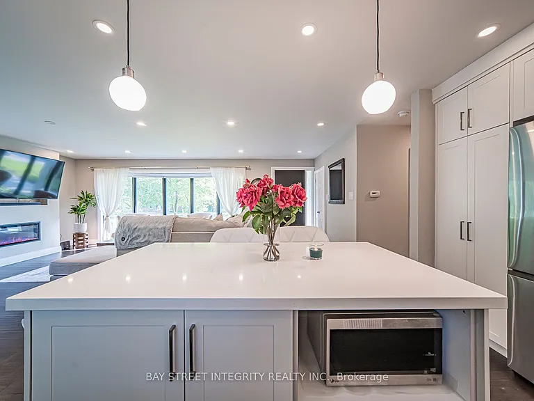 1277 Gainsborough Dr — Photo 21